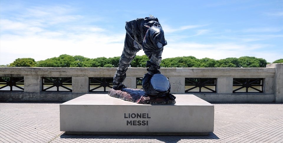 Lionel Messi'ni heykeli daha oncede saldırıya uğramıştı.
